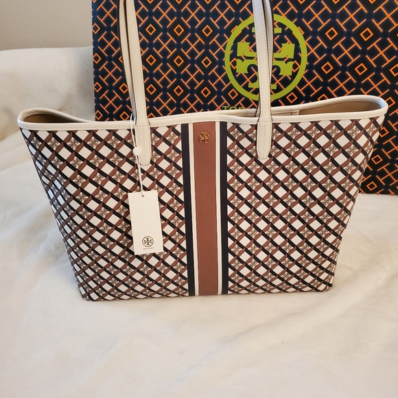 Tory Burch Handbags - ⭐️SALE!⭐️ TORY BURCH BRAND NEW! FABULOUS! TORY BURCH Blake Geo Logo Tote Bag